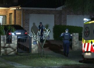 남성 2명 시드니 자택에서 70세 남성 폭행후 도주 Police were called to the home just after 11pm. (Nine)