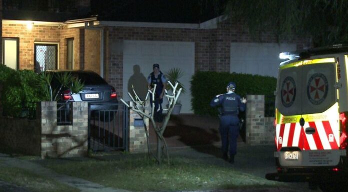 남성 2명 시드니 자택에서 70세 남성 폭행후 도주 Police were called to the home just after 11pm. (Nine)