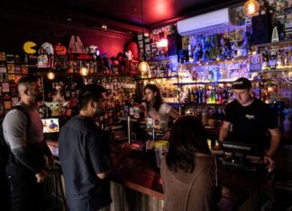 폐쇄 방지를 위해 NSW 라이브 음악 공연장 특별 보호 시작 The legislation will allow the government to step in and help live music venue stay open. (Nine)