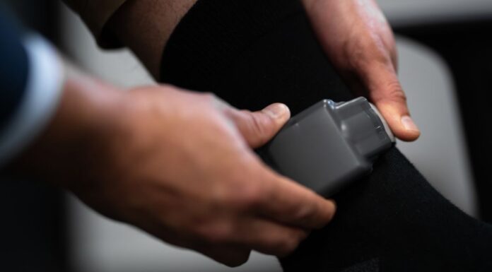 보석으로 석방된 중대 가정폭력 범죄자들, NSW 발찌 모니터를 통해 추적 Alleged serious domestic violence offenders released on bail will be tracked around the clock with ankle monitors from midnight. (Nine)