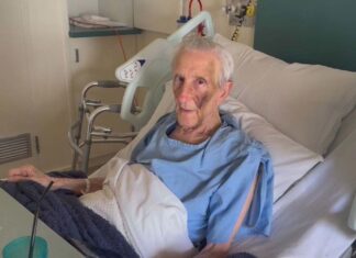 86세 남성, 연장 정부 지원 대기 시간이 너무 길어져 안락사 신청 Rather than wait in the pain, he applied to end his own life using South Australia's voluntary assisted dying scheme. (Nine)