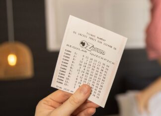 NSW 남성이 자신도 모르게 수백만 달러의 부자가 된 것을 발견한 순간, ‘등골이 오싹’ The winning entry was unregistered, meaning lotto officials had to wait for the mystery ticketholder to discover their life-changing news. (Supplied)
