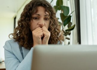 호주에서 직원 가장해 예금 사기 사건 많은 은행은? Tricking people into believing they've fallen victim to a webcam hack is not a new scam. Source Getty Mith_67