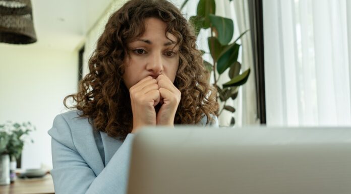 호주에서 직원 가장해 예금 사기 사건 많은 은행은? Tricking people into believing they've fallen victim to a webcam hack is not a new scam. Source Getty Mith_67