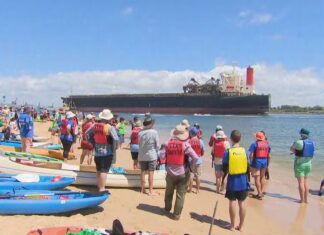 뉴캐슬 항구, 기후 활동가들 카약 시위 170명 체포 A coal ship has been trying to enter the port this morning as hundreds take to the sea. (Nine)