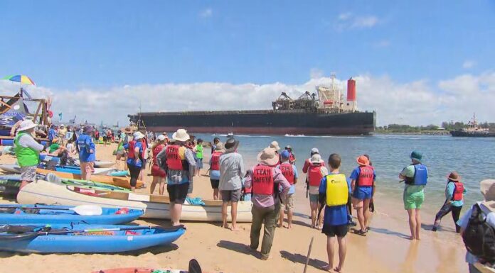 뉴캐슬 항구, 기후 활동가들 카약 시위 170명 체포 A coal ship has been trying to enter the port this morning as hundreds take to the sea. (Nine)