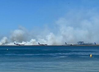 콴타스, 시드니 공항에서 풀 화재를 일으킨 엔진 고장 확인 Large-plumes-on-smoke-could-be-seen-billowing-from-Sydney-airport-from-kilometres-away.-Supplied-Sanjay-Constancio-Colaco