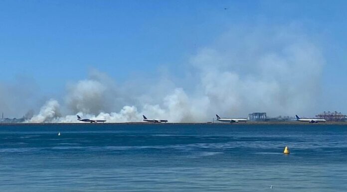 콴타스, 시드니 공항에서 풀 화재를 일으킨 엔진 고장 확인 Large-plumes-on-smoke-could-be-seen-billowing-from-Sydney-airport-from-kilometres-away.-Supplied-Sanjay-Constancio-Colaco