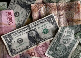 호주인들, 집에 10억 달러 넘는 쓰지 않은 외화 보유 The US dollar is the most common currency Australians hold onto after an international trip. Picture Nicholas Eagar