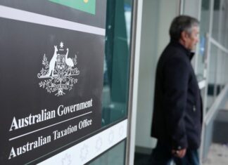 ATO, 대기업에서 1000억 달러 세금 징수, 거의 3분의 1은 세금을 내지 않아 People walking out of the ATO Office. (AFR Luis Enrique Ascui)