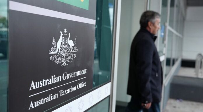 ATO, 대기업에서 1000억 달러 세금 징수, 거의 3분의 1은 세금을 내지 않아 People walking out of the ATO Office. (AFR Luis Enrique Ascui)