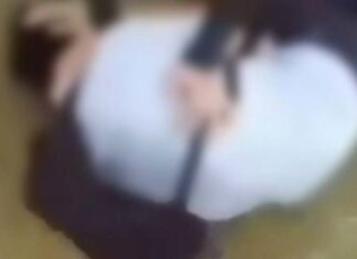 시드니 소년 폭행 영상 공개: 경찰, 가해 학생들 추적 중 Disturbing video has emerged of a gang of western Sydney school students circling, punching and kicking a 15-year-old boy on the way home last week. (Nine)