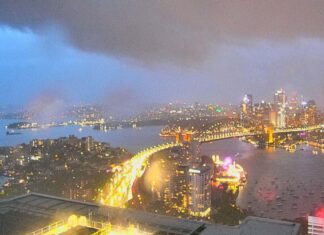 시드니 폭풍으로 수백 명 발이 묶여… 항공편 취소 및 우회 The storm swept through at around 7.30pm after earlier warnings. (Nine)