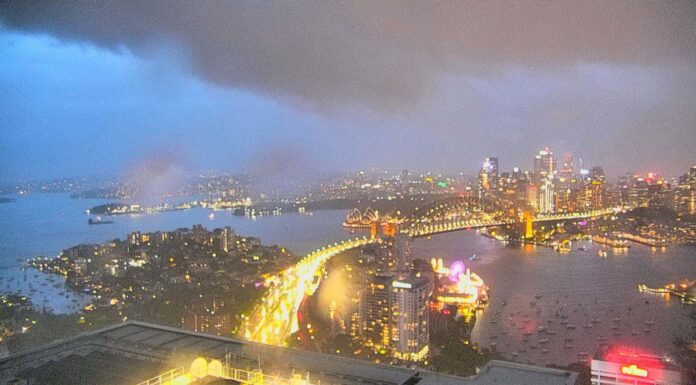 시드니 폭풍으로 수백 명 발이 묶여… 항공편 취소 및 우회 The storm swept through at around 7.30pm after earlier warnings. (Nine)