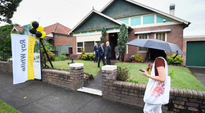 불경기에 부동산을 대하는10가지 투자전략 While designed to ensure homeowners don't borrow beyond their means, critics say the current buffer rate prevents people from buying their first property. (Peter Rae)