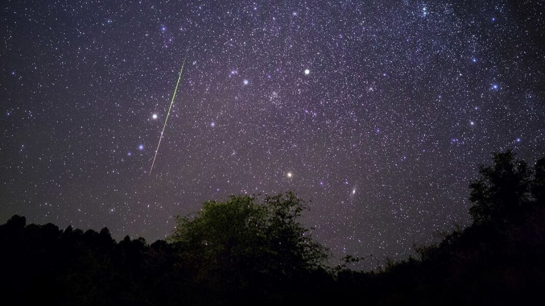 A bright meteor streaking across the night sky above Arizona, USA during the 2017 Leonids meteor shower. (Getty ImagesiStockphoto)