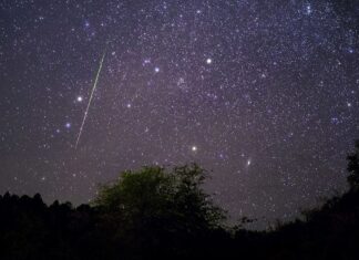 호주 하늘을 수놓은 불타는 레오니드 유성우 A bright meteor streaking across the night sky above Arizona, USA during the 2017 Leonids meteor shower. (Getty ImagesiStockphoto)