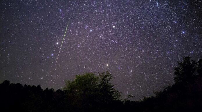호주 하늘을 수놓은 불타는 레오니드 유성우 A bright meteor streaking across the night sky above Arizona, USA during the 2017 Leonids meteor shower. (Getty ImagesiStockphoto)