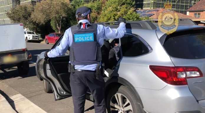 시드니 남성, 중국에서 밀반입한 7천만 달러 규모의 마약 밀매로 징역형 선고 The Sydney man was arrested for importing 233kg of methamphetamine hidden in construction equipment in June 2022. (AFP)