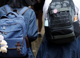 호주 빅토리아 수십만 가구, 자녀 1인당 400달러의 학교 비용 지원금 받아 Up to 700,000 Victorian families will share in $280m worth of cost of living relief, designed to help schoolkids get ready for the next calendar year. Picture NewsWire Nikki Short