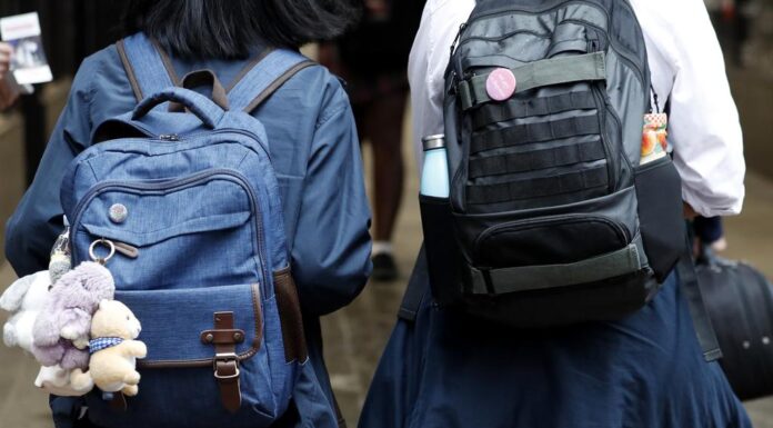 호주 빅토리아 수십만 가구, 자녀 1인당 400달러의 학교 비용 지원금 받아 Up to 700,000 Victorian families will share in $280m worth of cost of living relief, designed to help schoolkids get ready for the next calendar year. Picture NewsWire Nikki Short