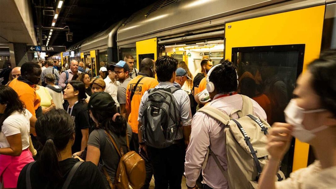 Industrial action that would have cancelled trains across the Sydney network this weekend has been cancelled. (Louise Kennerley)