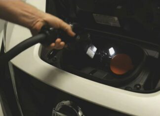 호주 정부, 필수 근로자와 저소득층에 전기차 할인 제공 Industry experts say more charging stations are needed across the country due to the increasing popularity of electric cars. (9News)