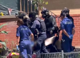 NSW 해안에서 한남성과 여성에게 마체테로 위협을 가하던 34세 남성 기소 Man and woman held captive in machete siege on Mid North NSW coast. (Nine)