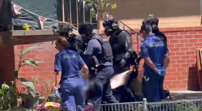 NSW 해안에서 한남성과 여성에게 마체테로 위협을 가하던 34세 남성 기소 Man and woman held captive in machete siege on Mid North NSW coast. (Nine)