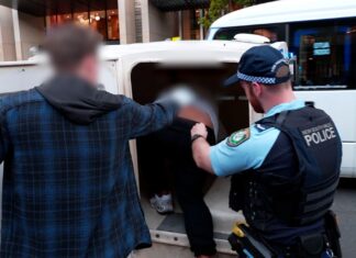 시드니 ‘dial a dealer’ 단속으로 100명 이상 기소 More than 100 people have been arrested in a crackdown on alleged drug dealers in Sydney. (NSW Police)