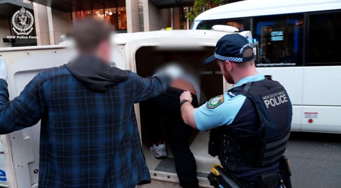 시드니 ‘dial a dealer’ 단속으로 100명 이상 기소 More than 100 people have been arrested in a crackdown on alleged drug dealers in Sydney. (NSW Police)