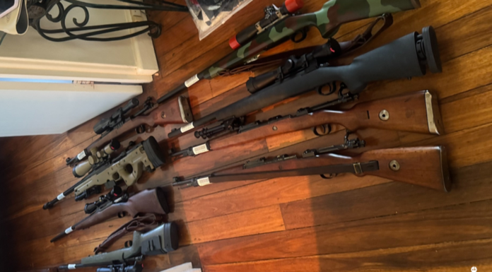 시드니 데니스톤 한 집에서 70여 정 총기 및 무기 압수 Police seized more than 70 guns and weapons. (NSW Police Force)