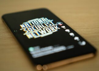 틱톡, 네오-나치 계정 차단, 커뮤니티 리더들은 그게 충분하지 않다고 주장 A network of Australian-based neo-nazi TikTok accounts have been publishing white nationalist content and attempting to recruit users, with new accounts appearing hours after previous users were banned. (Composite image) (Nine)
