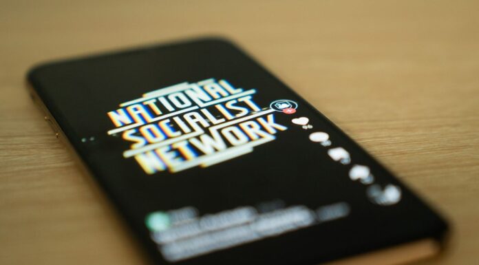 틱톡, 네오-나치 계정 차단, 커뮤니티 리더들은 그게 충분하지 않다고 주장 A network of Australian-based neo-nazi TikTok accounts have been publishing white nationalist content and attempting to recruit users, with new accounts appearing hours after previous users were banned. (Composite image) (Nine)