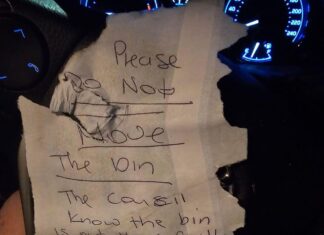 시드니 운전자를 놀라게 한 엉뚱한 주차 안내문 The handwritten note tells the driver their bin reserved the parking spot. (Supplied)