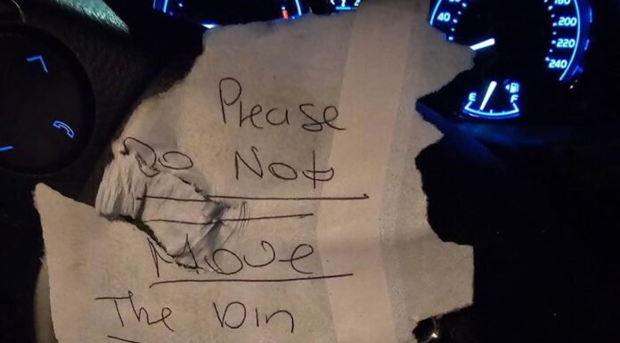 시드니 운전자를 놀라게 한 엉뚱한 주차 안내문 The handwritten note tells the driver their bin reserved the parking spot. (Supplied)