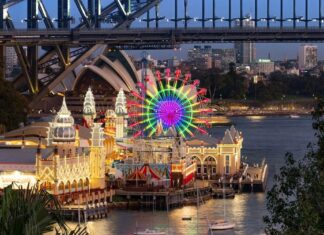 시드니 루나 파크, 새해 전야 파티 보호 법적 조치 시작…철도 노조는 파업 계속 Luna Park is tonight launching legal action to ensure its New Year's Eve party goes ahead. (Supplied)