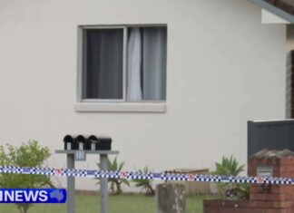 NSW 남성, 찔린후 이웃 품에서 사망 The house in Illuka, NSW where a man was allegedly stabbed to death. (Nine)