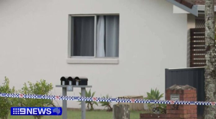 NSW 남성, 찔린후 이웃 품에서 사망 The house in Illuka, NSW where a man was allegedly stabbed to death. (Nine)
