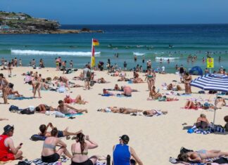 호주 크리스마스 날, 기온 상승, 오후 천둥번개와 비: 각 도시의 날씨 예보 It'll be a hot day for most capital cities in Australia. (Edwina Pickles)