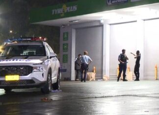 CCTV 영상에 시드니 서부에서 밤늦게 벌어진 난투 장면 포착 Officers found a man, believed to be aged in his 20s, with a wound on his leg. (Nine)