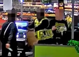 CCTV, Woolworths 직원이 비행차기 당하는 순간 포착… 크리스마스 앞두고 경고 발효 Newly released footage also shows a customer threatening to shiv security workers at a Woolworths self-checkout. Picture Supplied.NEWS.COM.AU