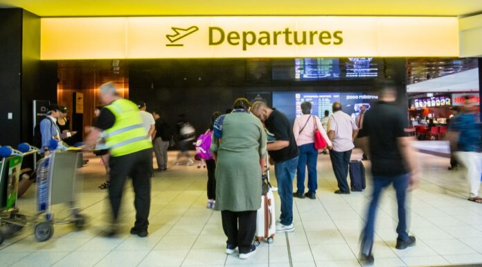 가짜 망명 신청자 호주 체류 증가 The flight landed at Melbourne Airport this morning where the woman was arrested. (The Age)