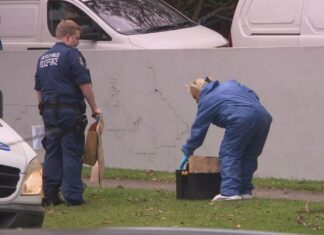 시드니 북서부에서 폭행 추정 사건 후 48세 남성 사망 A 48-year-old man has died after being found critically injured inside a unit in Sydney's north-west. (Nine)