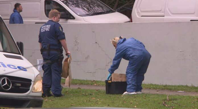 시드니 북서부에서 폭행 추정 사건 후 48세 남성 사망 A 48-year-old man has died after being found critically injured inside a unit in Sydney's north-west. (Nine)