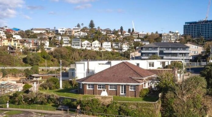 시드니 브론테 비치 호화 맨션 디자인 두고 법정 다툼 The original home stood for some 100 years.news.com.au