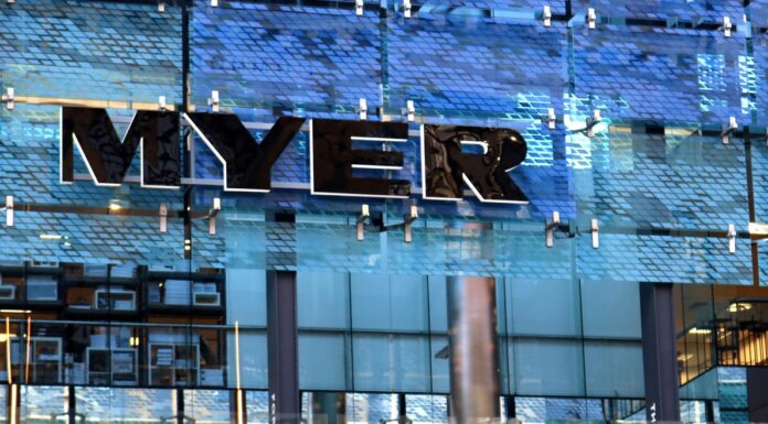 마이어, 프리미어 인베스트먼트의 주주들이 합병 계약 지지 Retail giant Myer will take charge of Premier Investments' clothing division under a deal backed by shareholders from both companies. (Nine)