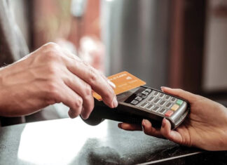 호주 Commonwealth Bank, 모든 유형의 카드 수수료 폐지 촉구 Surcharges-on-debit-cards-could-be-banned-under-a-federal-government-plan.-(iStock)