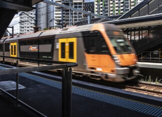 NSW 정부의 15% 임금 인상 제안 불구, 기차 노동자들의 파업 악화될 전망 Sydney commuters are set to be hit by delays due to industrial action on the rail network despite an improved pay offer to train workers by the government. (Steven SiewertSydney Morning Herald)