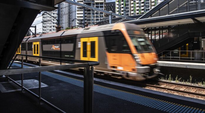 NSW 정부의 15% 임금 인상 제안 불구, 기차 노동자들의 파업 악화될 전망 Sydney commuters are set to be hit by delays due to industrial action on the rail network despite an improved pay offer to train workers by the government. (Steven SiewertSydney Morning Herald)